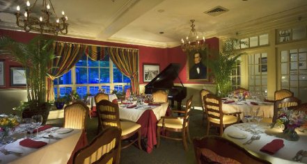 Dining at
Hawthorne Hotel
in Salem