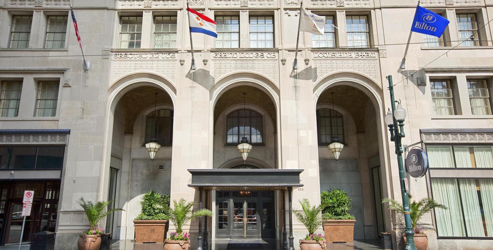 Image of hotel exterior entrance Hilton New Orleans/St. Charles Avenue, 1926, Member of Historic Hotels of America, in New Orleans, Louisiana, Special Offers, Discounted Rates, Families, Romantic Escape, Honeymoons, Anniversaries, Reunions