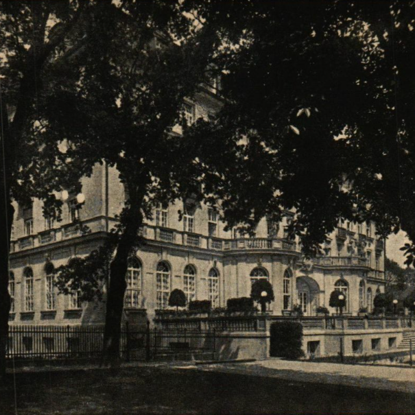 When Parkhotel Quellenhof Aachen finally debuted during World War I, it resided within the grounds of a historic park known as the "Stadtgarten."