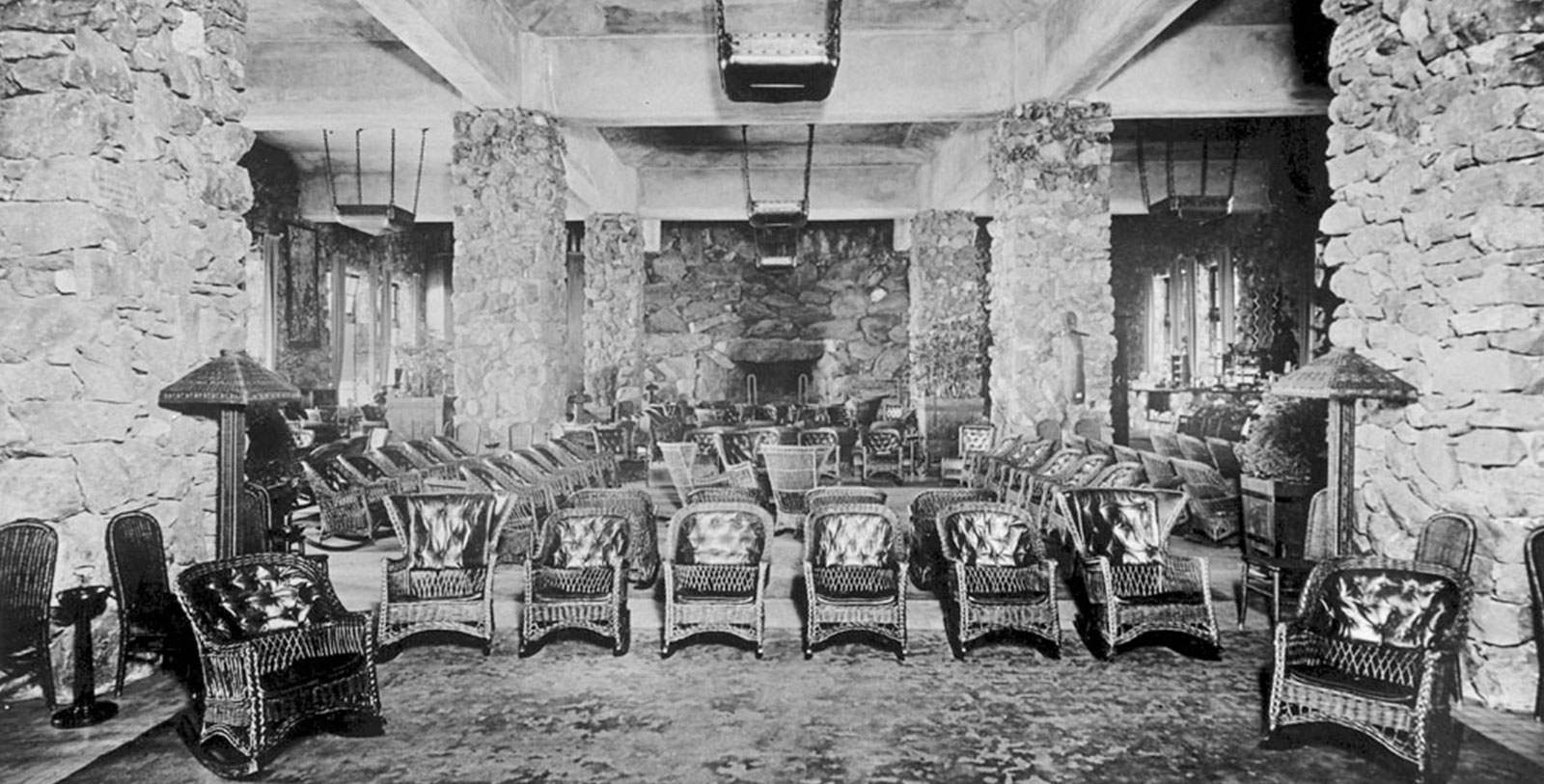 https://phgcdn.com/images/uploads/AVLPG/historyimages/1600x813-Omni-Grove-Park-Inn-Big-Room.jpg