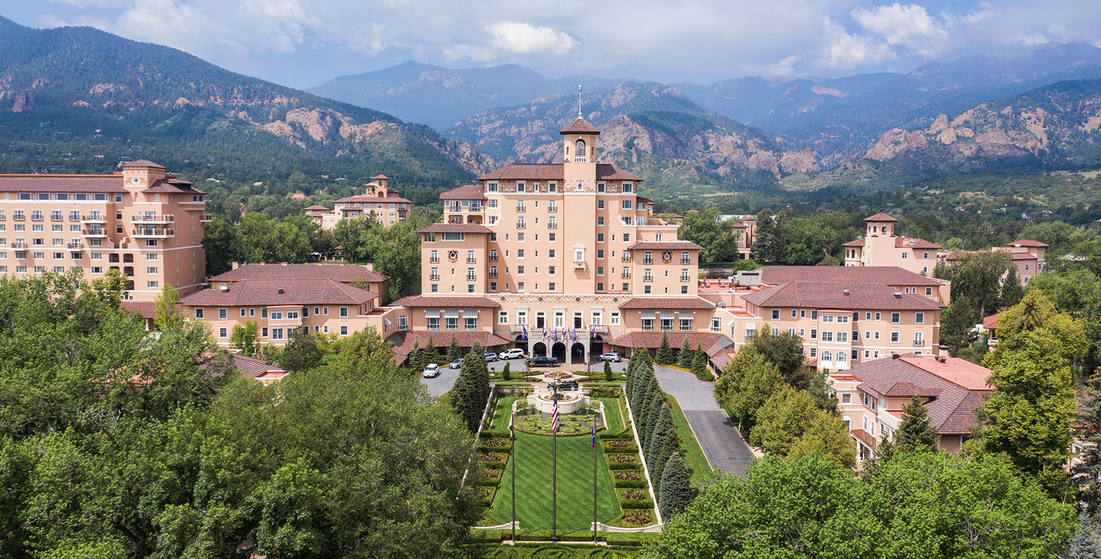 Image of Entrance The Broadmoor, 1918, Member of Historic Hotels of America, in Colorado Springs, Colorado, Overview