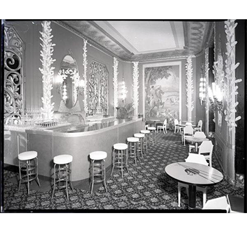 Historical Image of The Bar at Palm Court, Hilton Cincinnati Netherland Plaza in Cincinnati, Ohio.