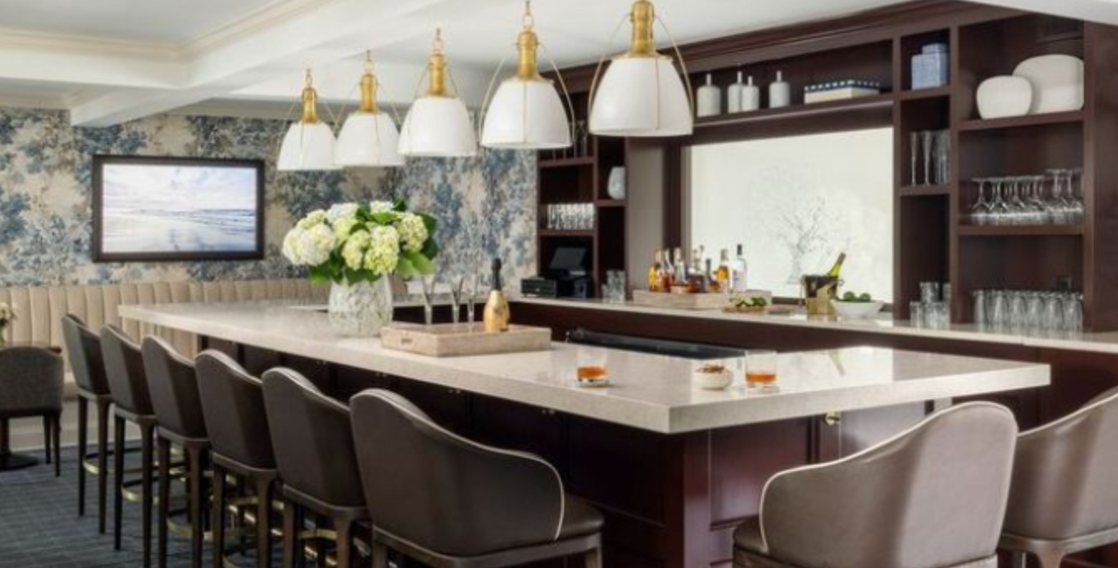 Taste chic food and cocktails in the hotel's sophisticated Oak Room bar and lounge.