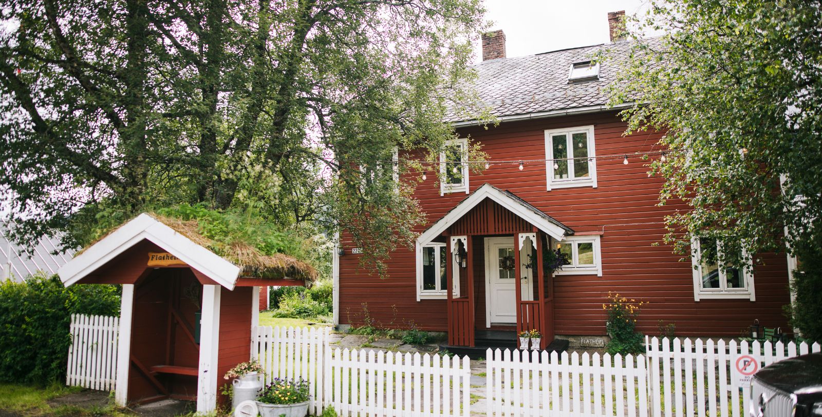 Discover the wonderful blend of Norwegian vernacular motifs at Flatheim.