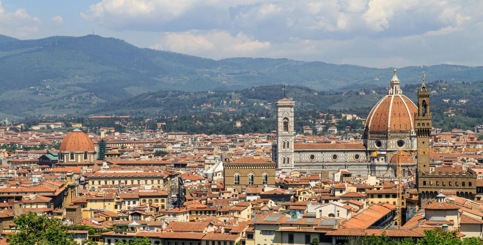 Discover the historic tower setting defined by its preserved architecture and refined interiors.