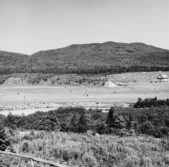 Historical Image of Mount Pleasant Course, Omni Bretton Arms Inn, 1896, Member of Historic Hotels of America, in Bretton Woods, New Hampshire.