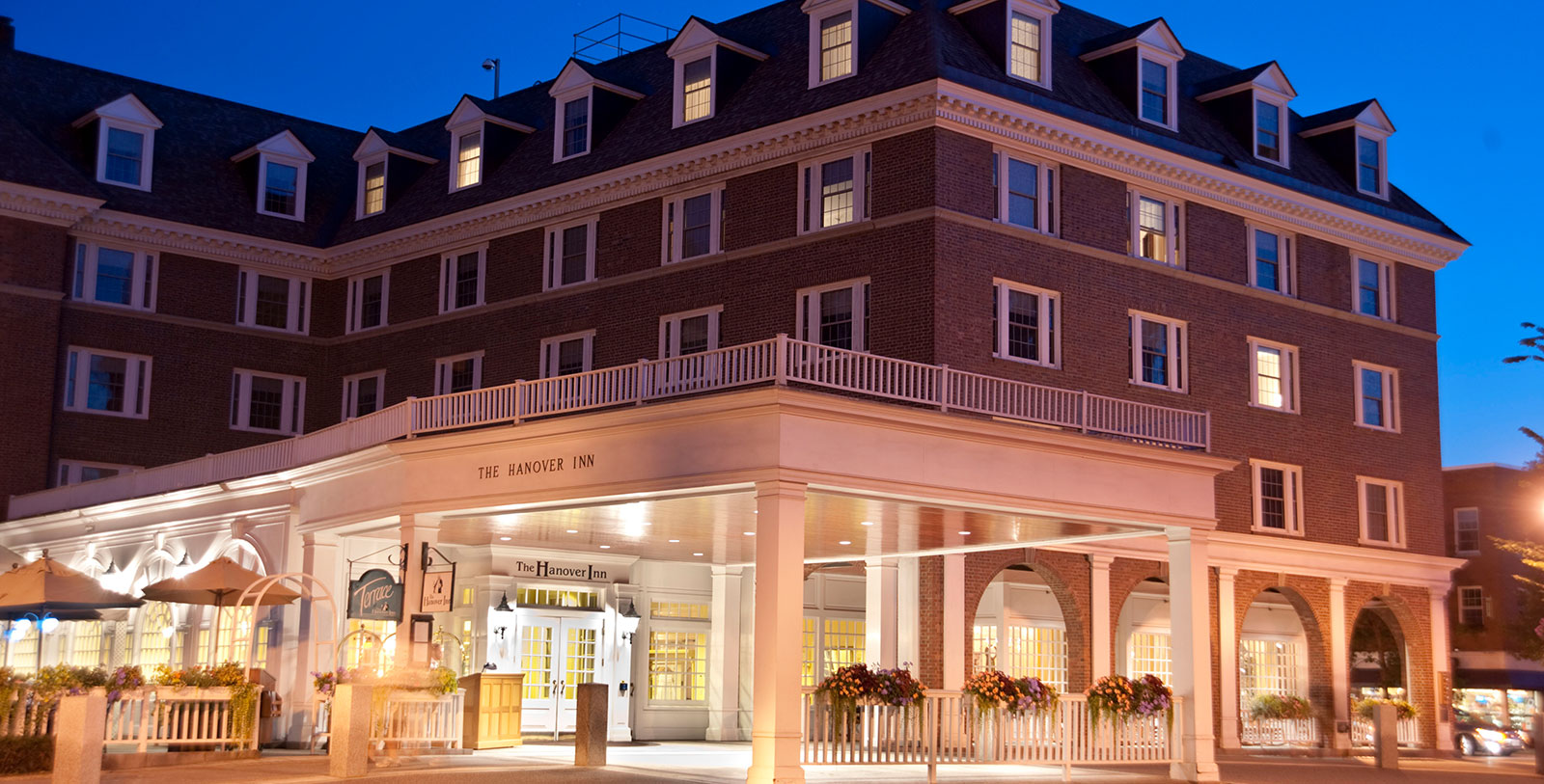 Image of hotel exterior Hanover Inn Dartmouth, 1780, Member of Historic Hotels of America, in Hanover, New Hampshire, Special Offers, Discounted Rates, Families, Romantic Escape, Honeymoons, Anniversaries, Reunions