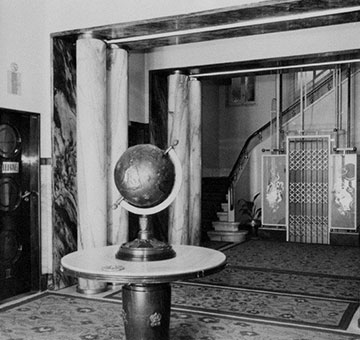 Historical image of the Hotel Britania Art Deco lobby in 1994. While the original armillary sphere sculpture has since gone missing, the hotel's lobby has obtained a new armillary sphere created by Portuguese sculptor Charters de Almeida.
