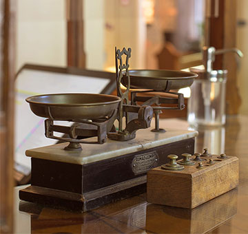 Antique scale belonging to the Ervanária Hermética herbalist. The former herbalist counter now serves as the hotel's reception desk.