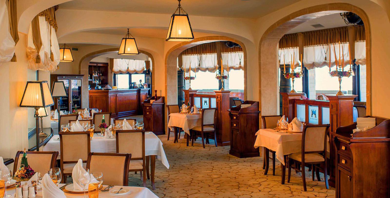 Taste a signature cocktail in the historic Lobby Lounge of the Citadel Inn Hotel & Resort.