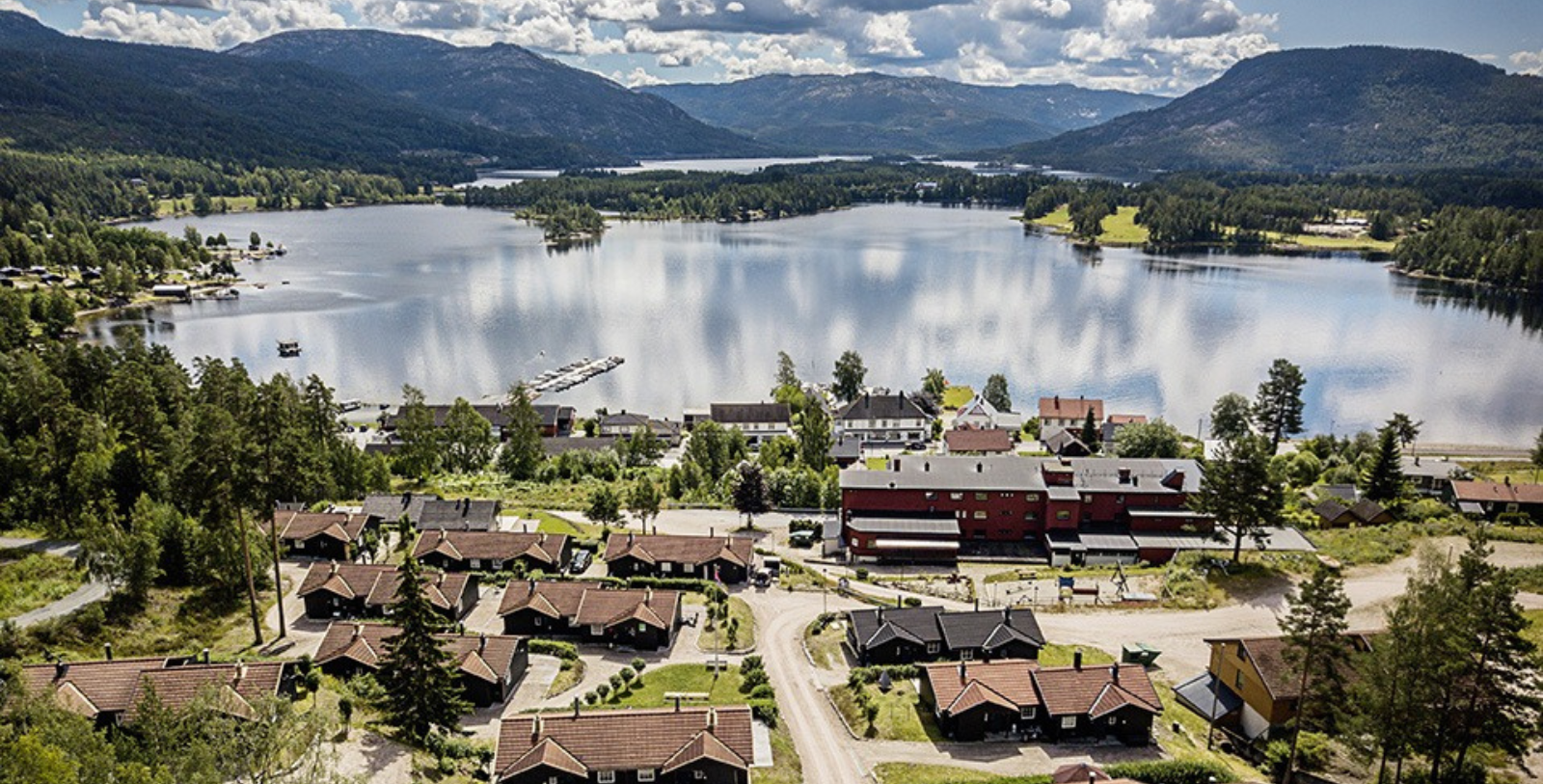 Be awed by the wild, glacier-carved beauty surrounding the charming hamlet of Vrådal, an idyllic village between the shores of lakes Vråvatn and Nisser.