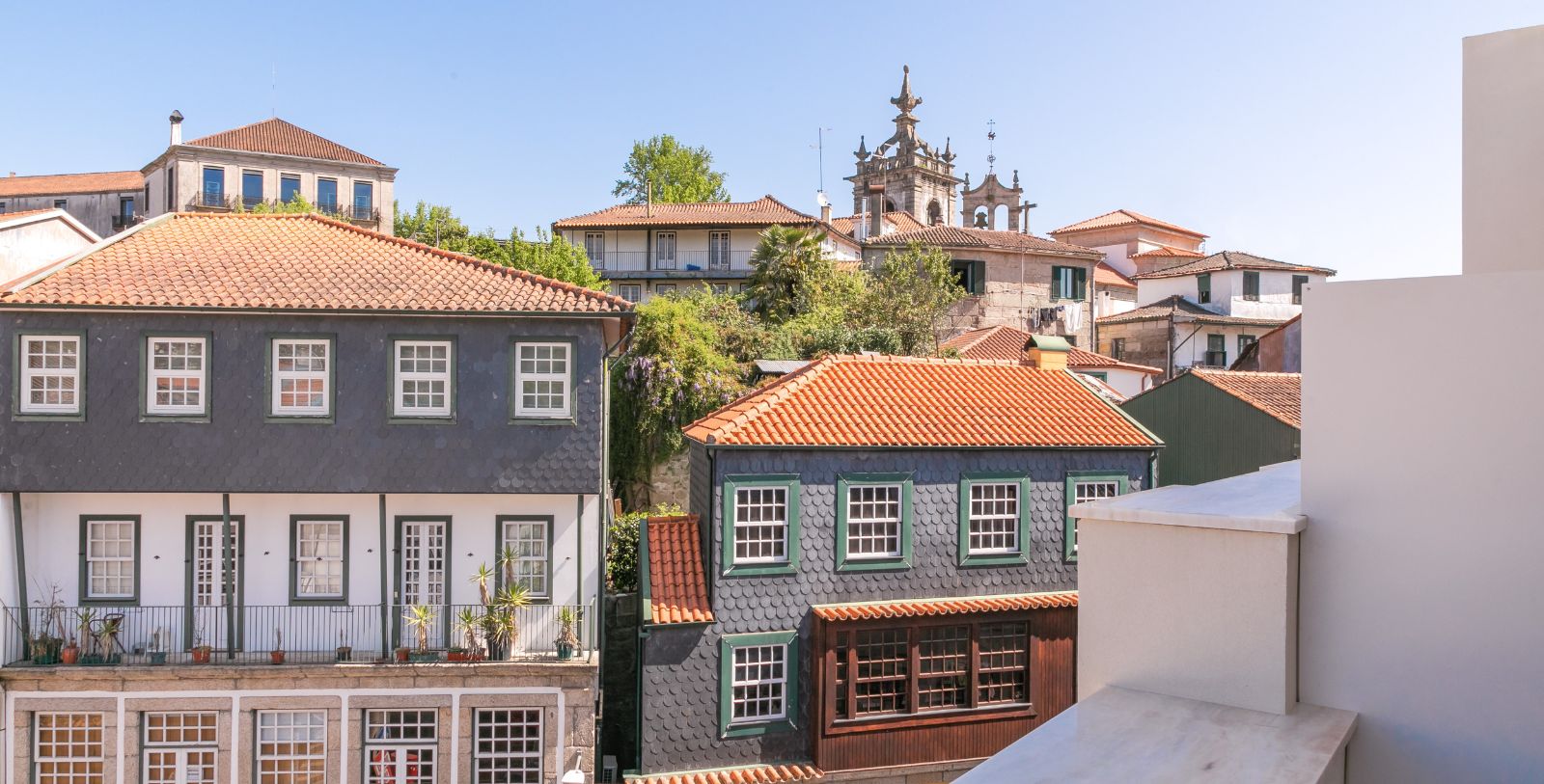 Discover poets and painters such as Teixeira de Pascoes and Amadeo de Souza Cardoso, who were inspired by the view from Casa das Lérias and its lush garden.