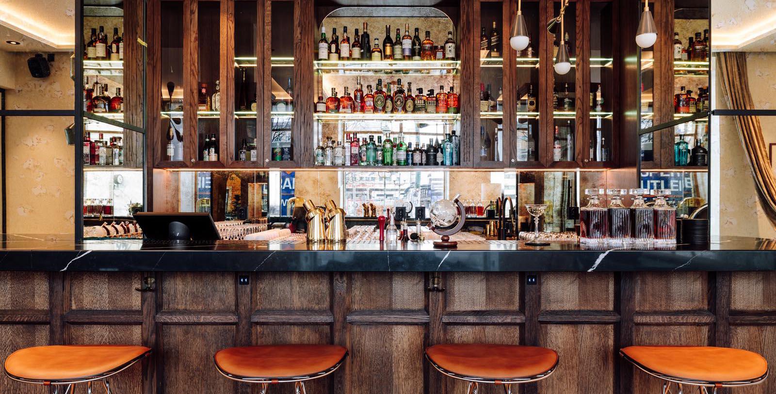 Discover the brilliant Neoclassical architecture of the Amerikalinjen.