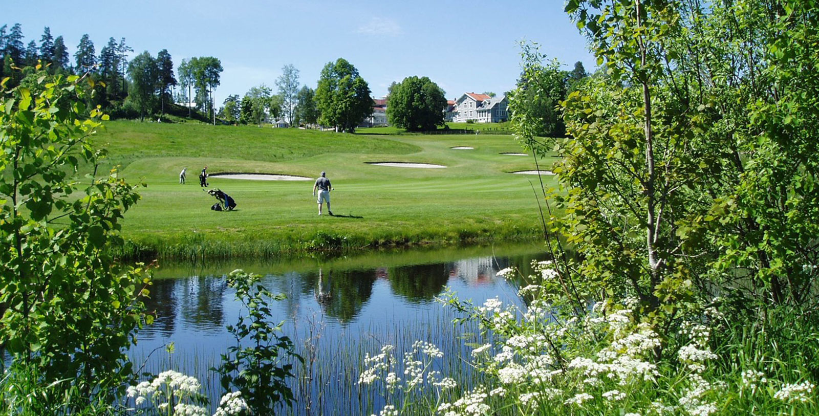 Experience a round of golf at one of Losby Gods' renowned golf courses.