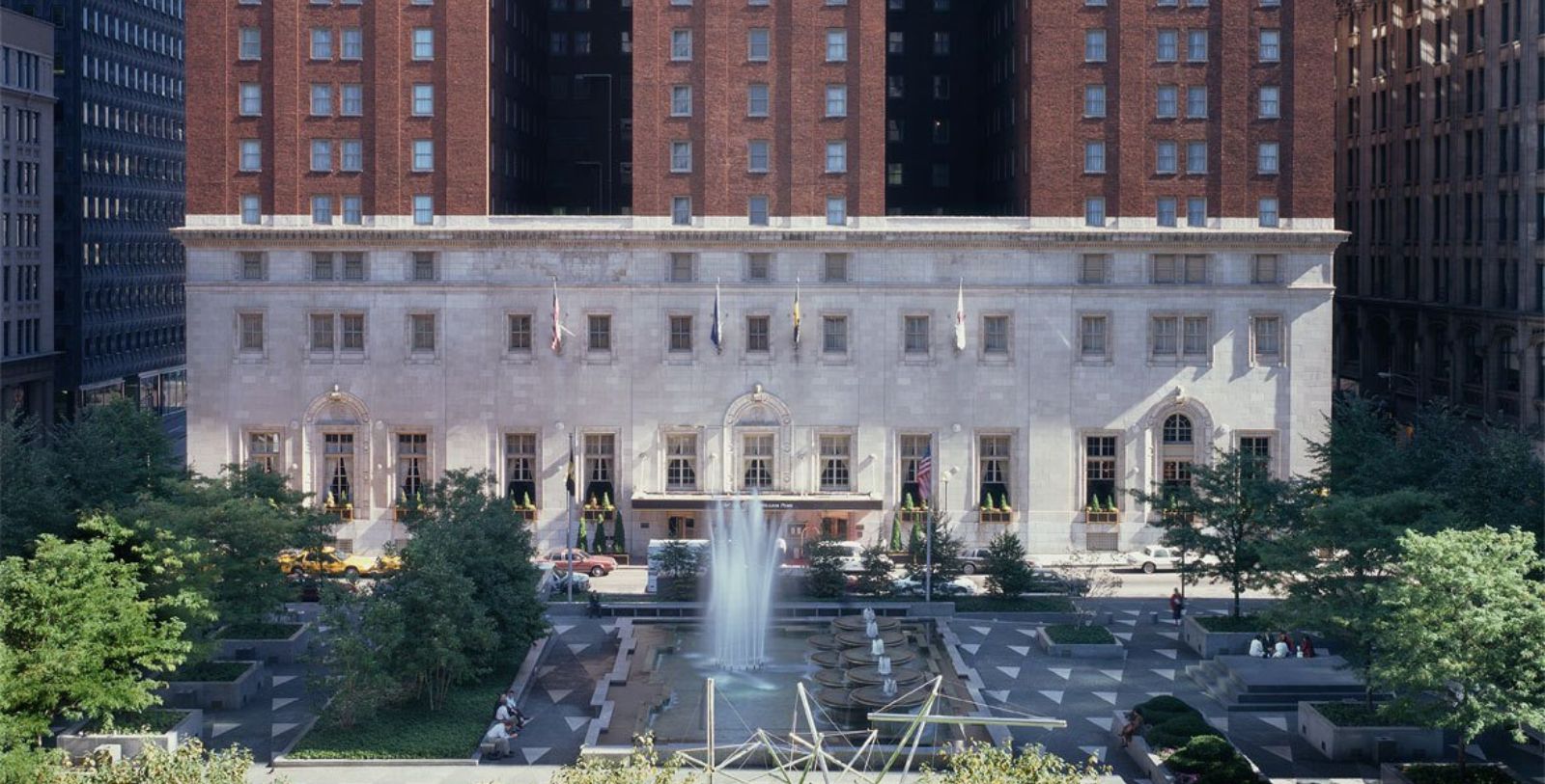 Discover the historical architecture of Omni William Penn.