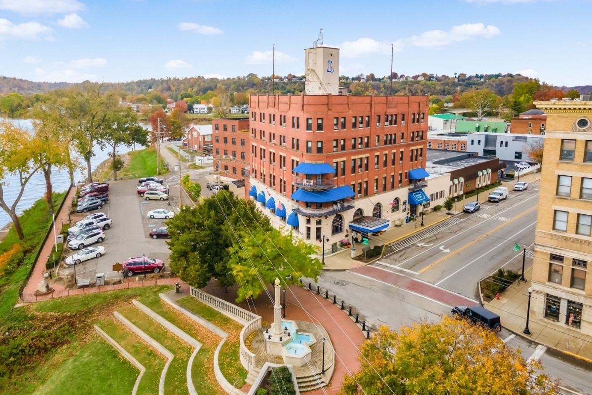 Discover the Beaux-Arts style historic hotel with its distinctive flatiron composition.