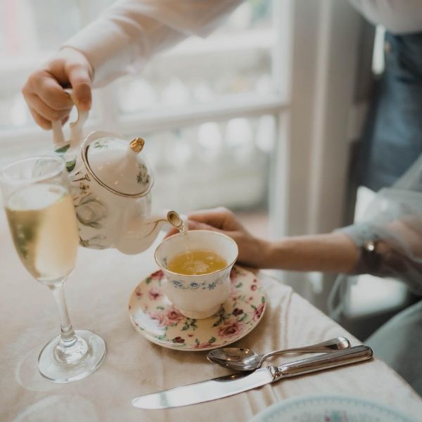 Hermitage_Hotel_Yellow_Rose_Tea_Pour.jpg