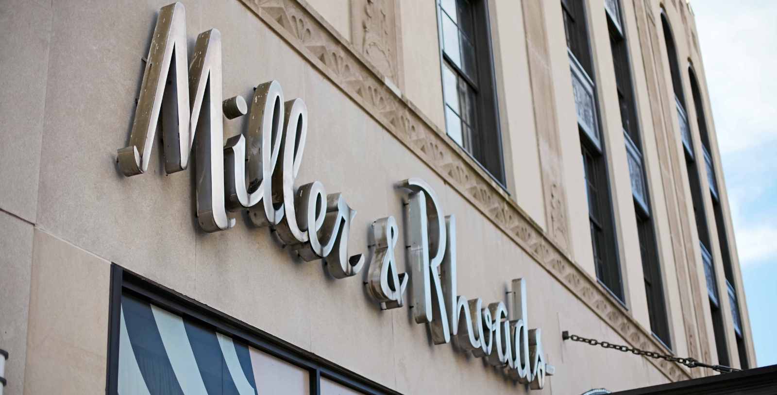 Discover Hilton Richmond Downtown’s historic façade, including existing signs for the department store that once occupied the space.