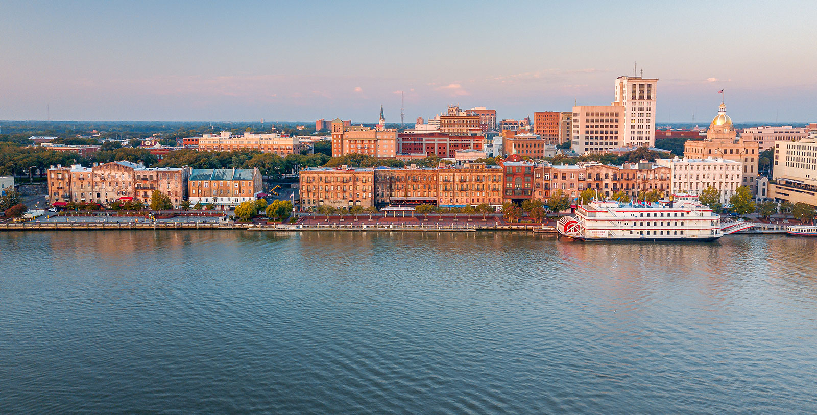 Experience Johnson Square, the Rousakis Riverfront Plaza, the Davenport House Museum, and the Juliette Gordon Low Birthplace nearby.