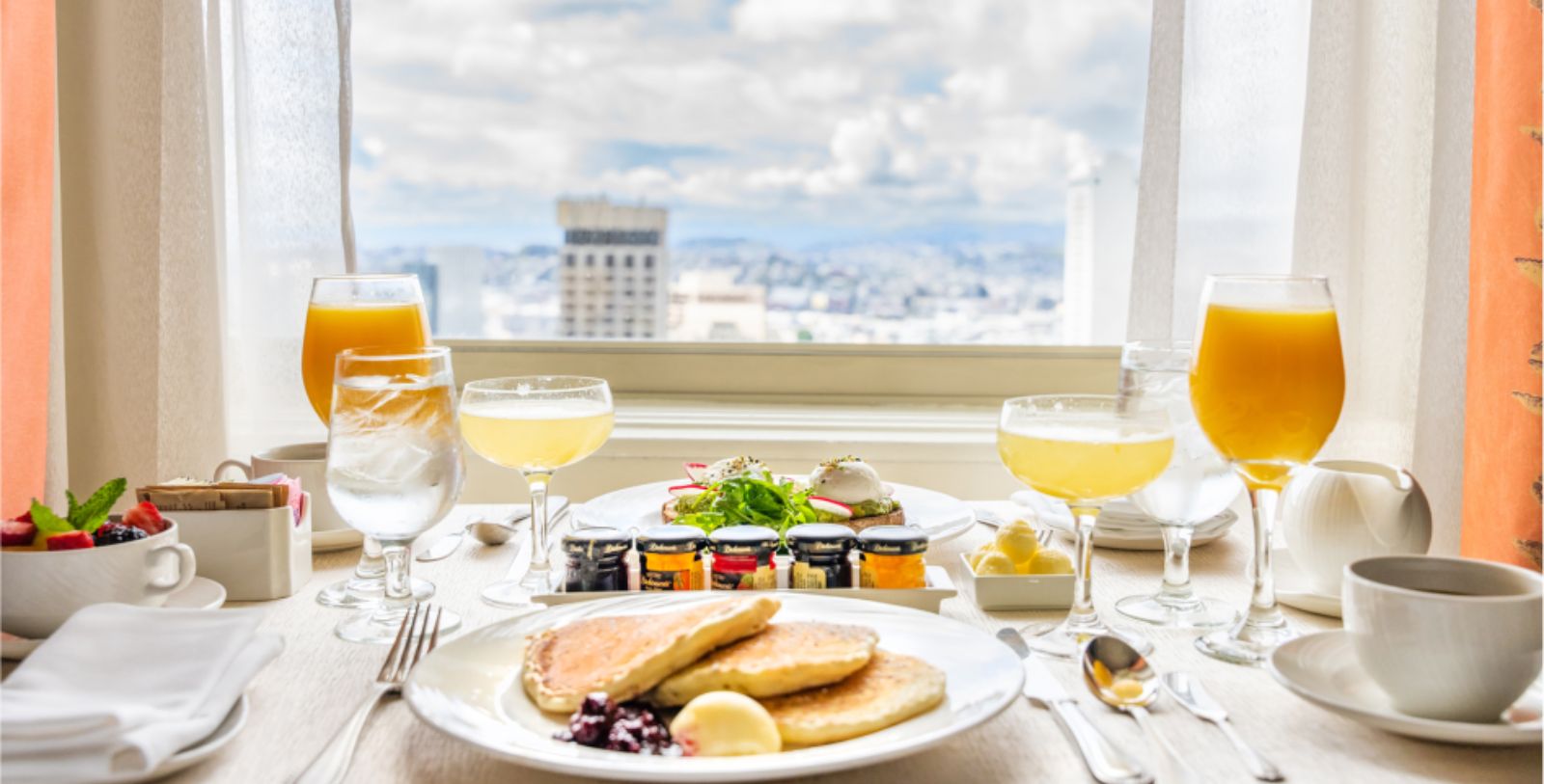 Taste local California cuisine sourced from Bay Area and Northern California growers and purveyors at the hotel's Nob Hill Club.