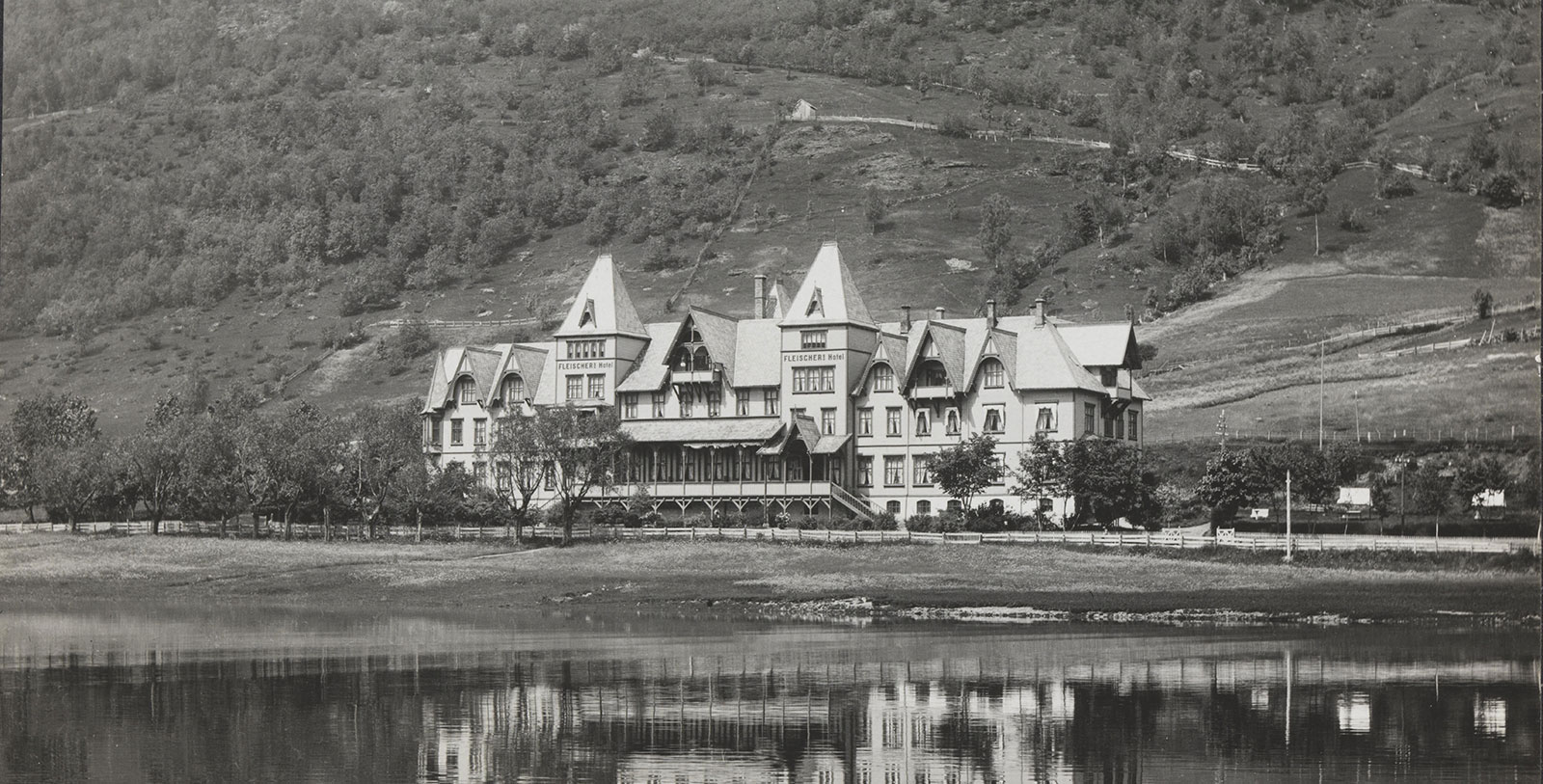 Discover the historic character of the Fleischer’s Hotel.