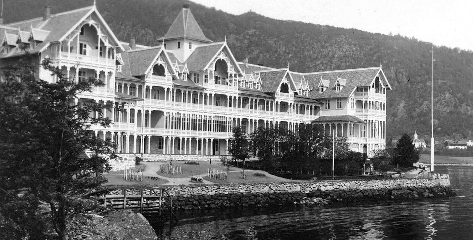 Historic Image of Hotel Exterior with Historic Car Kviknes Hotel, 1752, Member of Historic Hotels Worldwide, in Balestrand, Norway, History