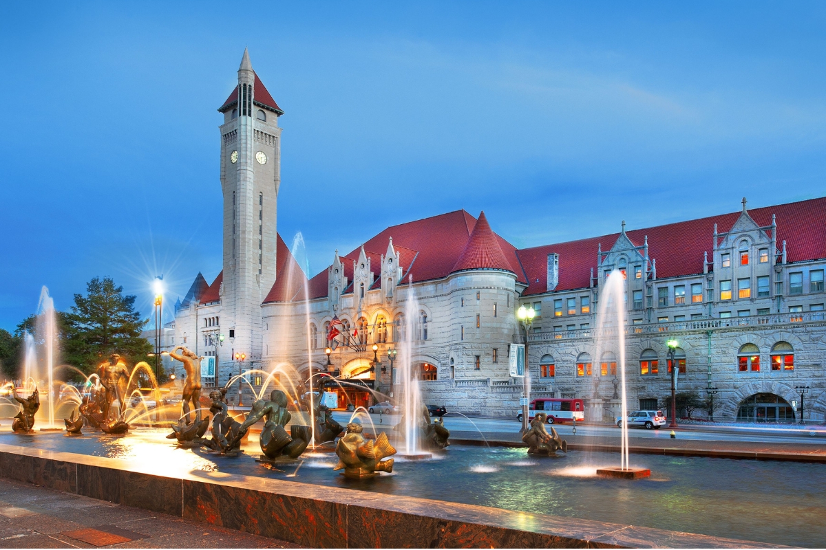 Image of Entrance with Fountain St. Louis Union Station Hotel, Curio Collection by Hilton, 1894, Member of Historic Hotels of America, in St. Louis Missouri, Special Offers, Discounted Rates, Families, Romantic Escape, Honeymoons, Anniversaries, Reunions