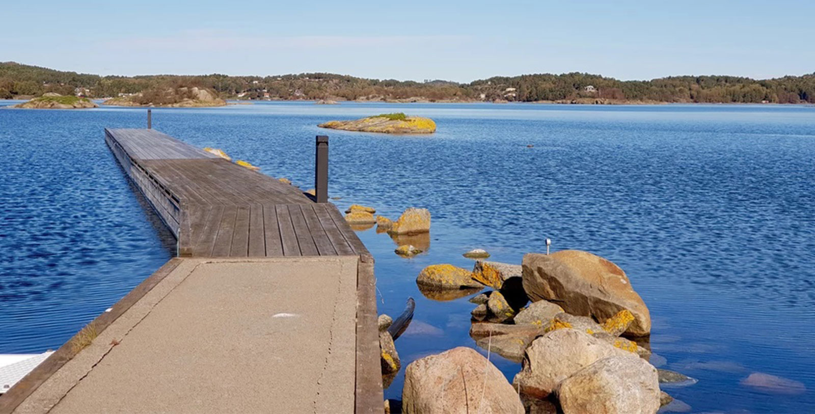Explore the skerries, rocks and fields around Engø Gård on a scenic bike ride.