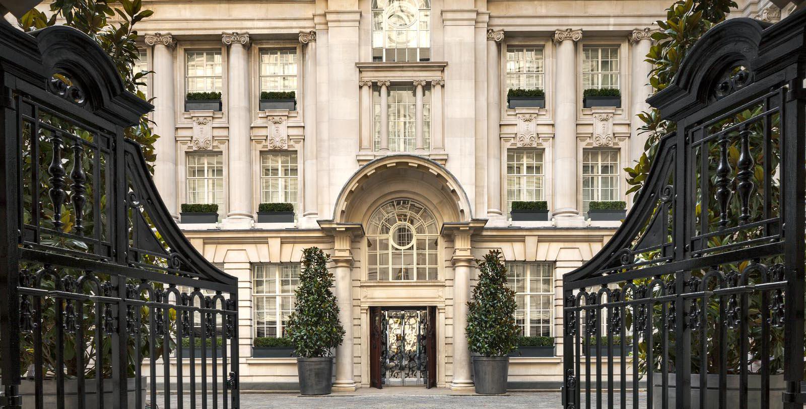 Discover the grand archway that leads directly into the Rosewood London’s iconic Edwardian courtyard.