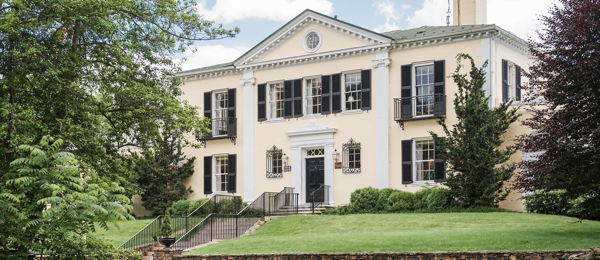 Image of the exterior structure of Airlie in Warrenton, Virginia