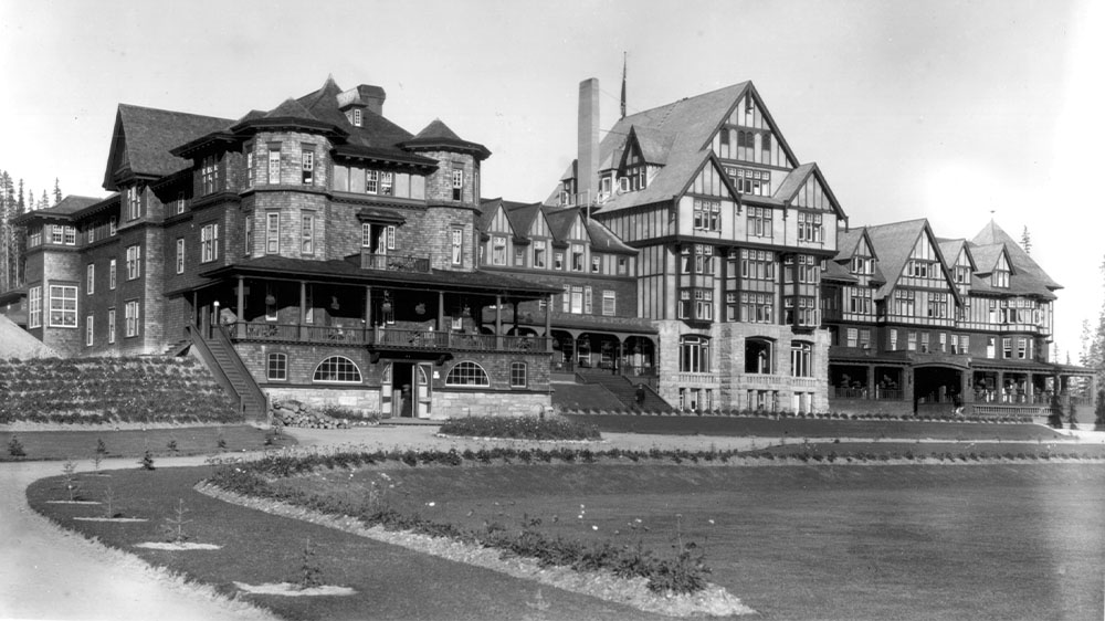 Historic exterior of the Fairmont Chateau Lake Louise in Alberta, Canada.