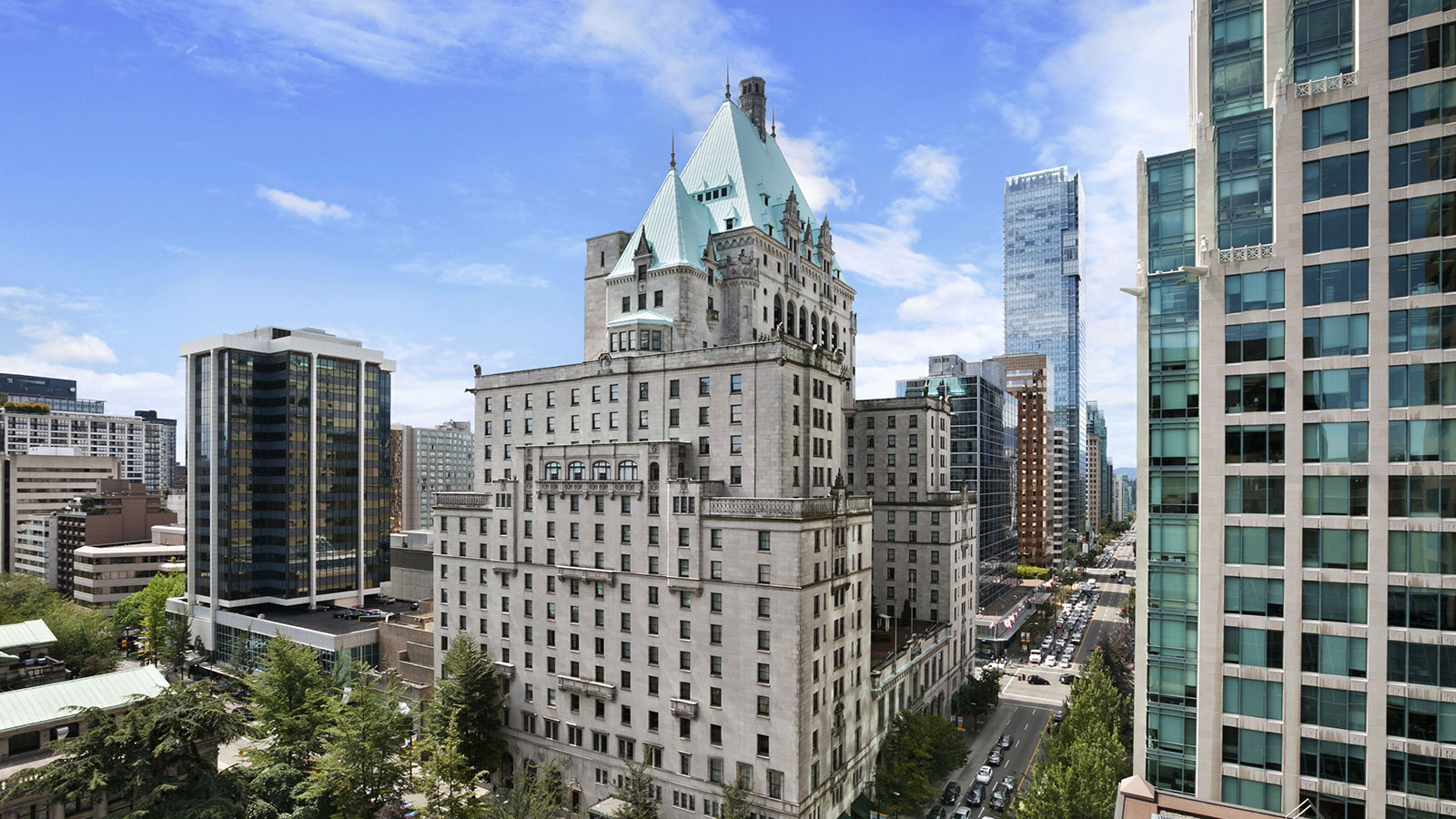Discover the spectacular accommodations of the Fairmont Hotel Vancouver.
